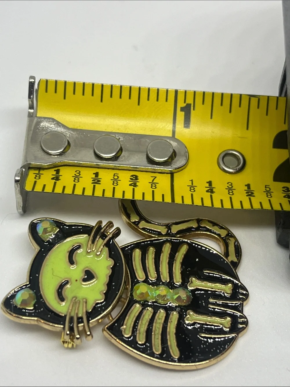 Green & Black Cat Medal Brooch - Decorative Pet-Themed Accessory Hand Crafted